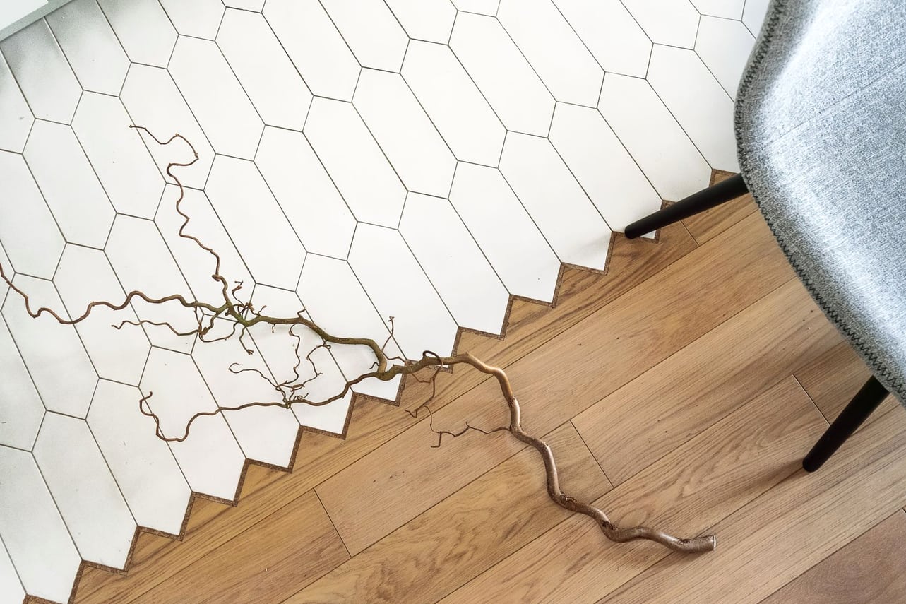 Assentamento de revestimento de piso em ambiente em obra